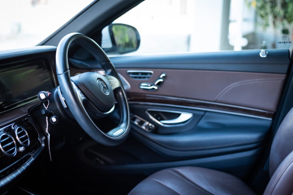 logo en volante en coche mercedes